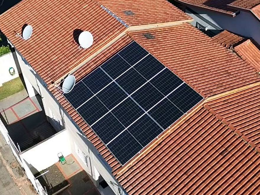 Instalação fotovoltaica concluída em Ribas do Rio Pardo, MS — 16 módulos em telhado cerâmico, entregue pela ReSolar.