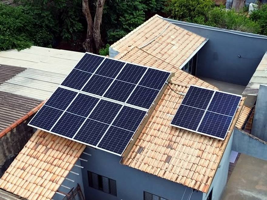 Instalação fotovoltaica concluída em Campo Grande, MS — 20 módulos, entregue pela ReSolar.