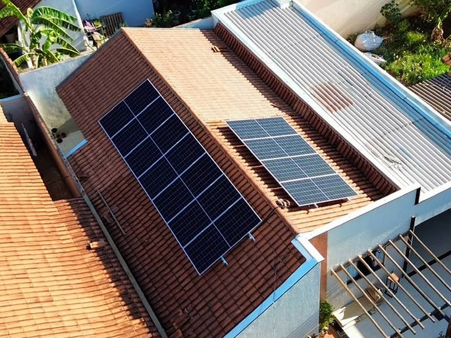 Instalação fotovoltaica concluída em Cuiabá, MT — 22 módulos em telhado cerâmico e telha metálica, entregue pela ReSolar.