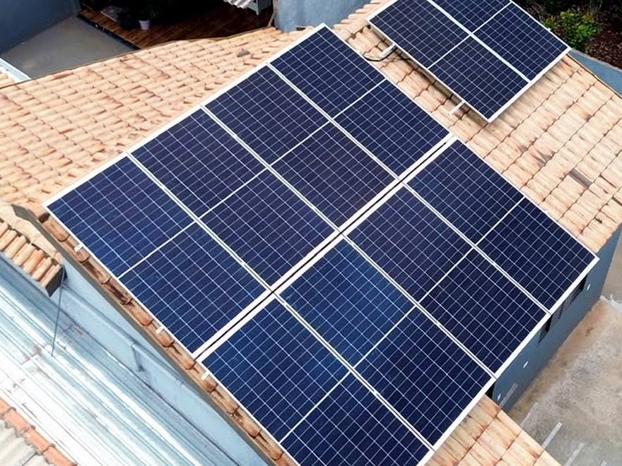 Instalação fotovoltaica concluída em Sonora, MS — 20 módulos, entregue pela ReSolar.