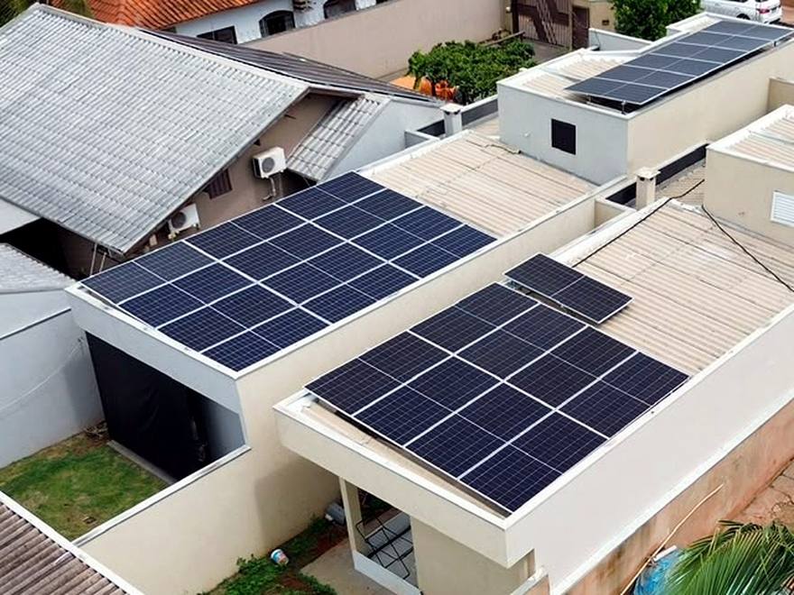 Instalação fotovoltaica concluída em Corumbá, MS — 54 módulos em laje e telha metálica, entregue pela ReSolar.