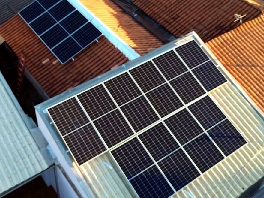 Instalação fotovoltaica concluída em Sidrolândia, MS — 28 módulos em telha metálica e cerâmica, entregue pela ReSolar.